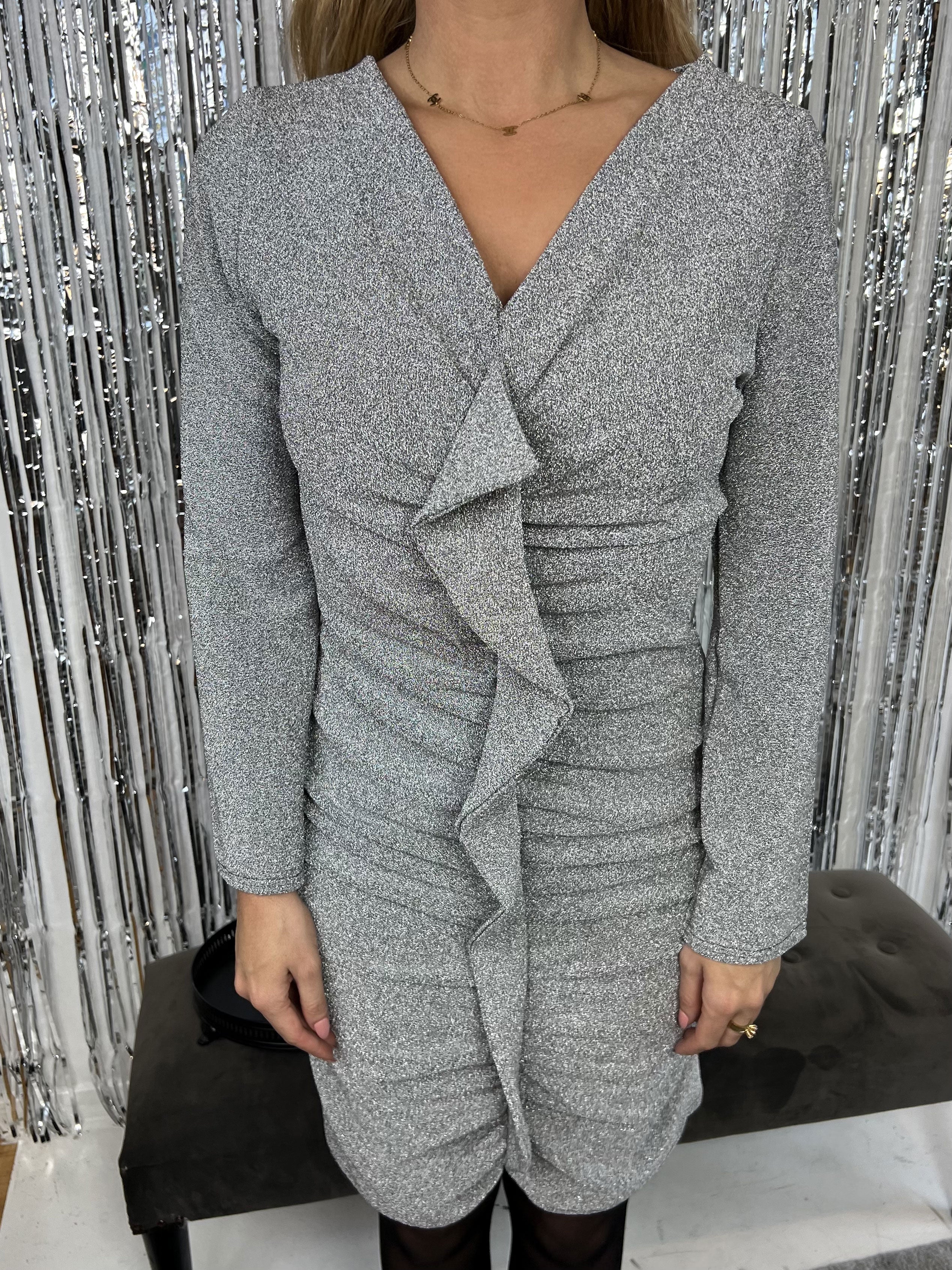 Amelita - Glimmerkjole med flæse på midten